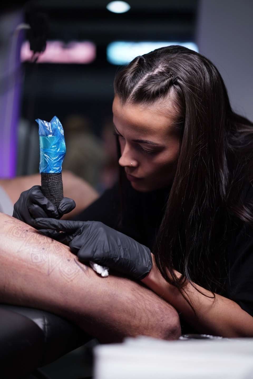 Tätowiererin bei der Arbeit