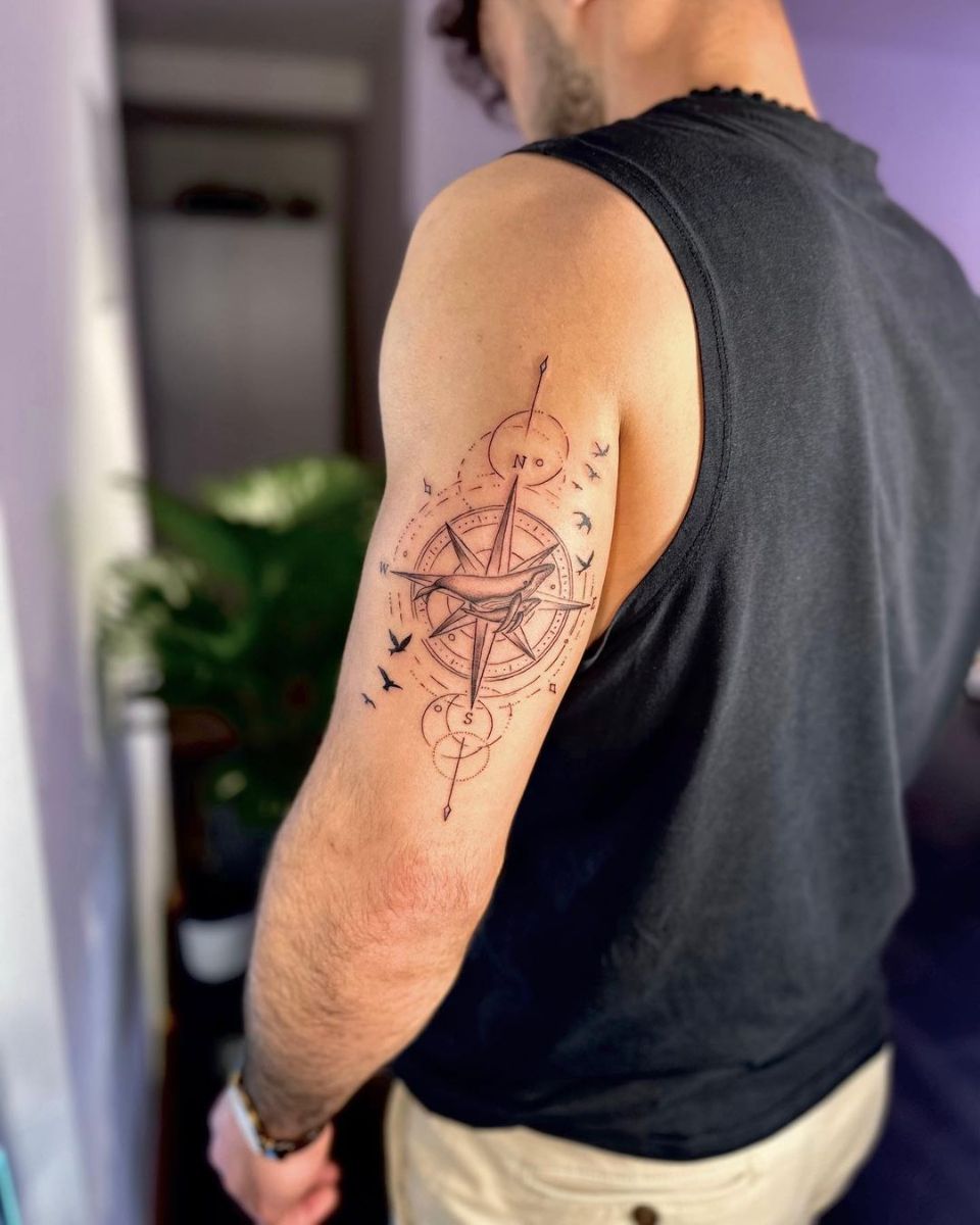 Seitenansicht eines Tattoos von Infinity Tattoo