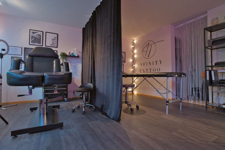 Getrennter Arbeitsbereich Tattoo Studio - Infinity Tattoo