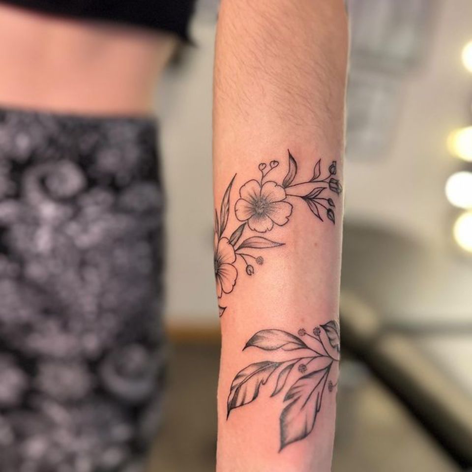 Tattoo umschlingt den Oberarm