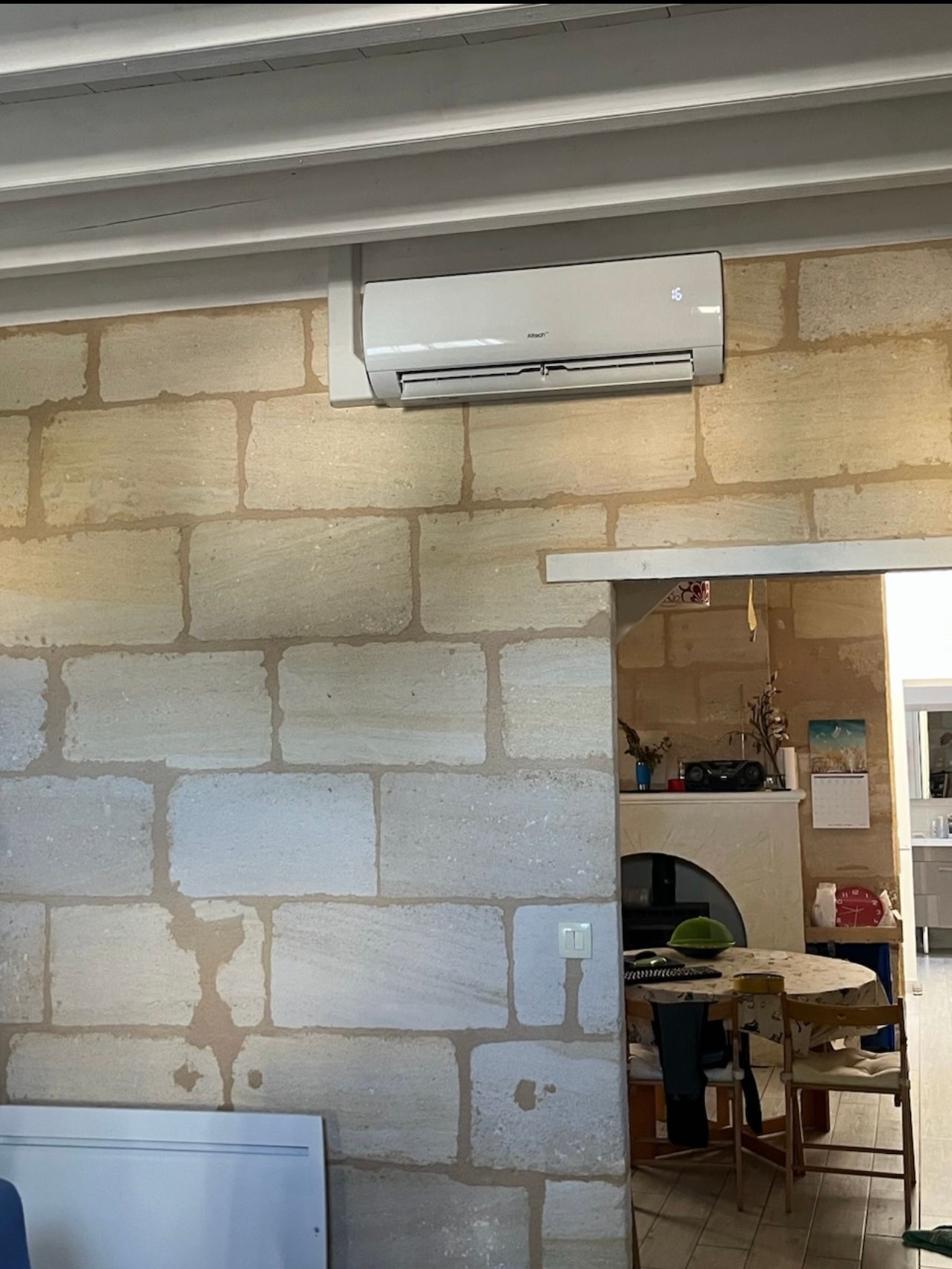 Unité de climatisation sur un mur de pierre