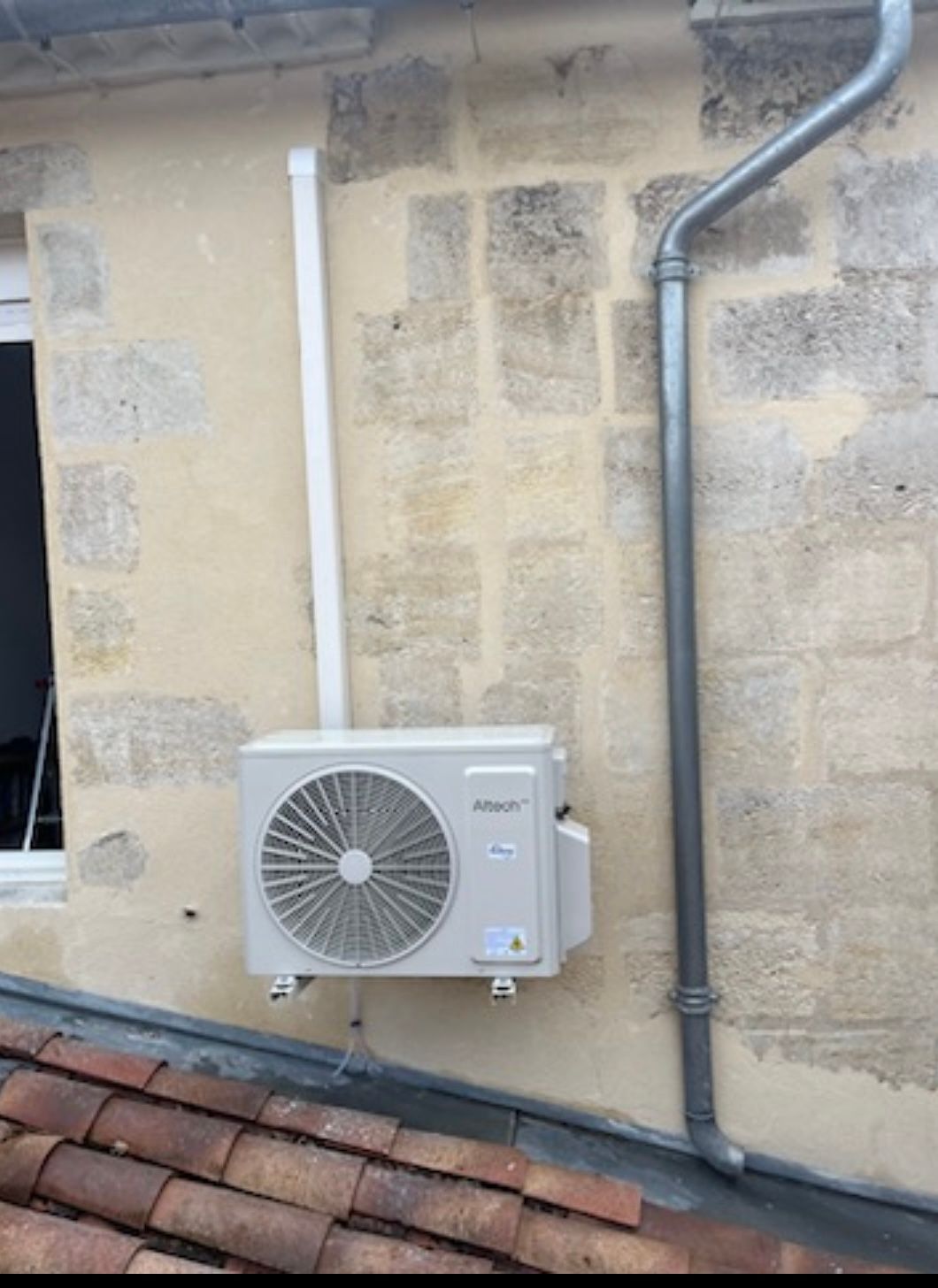 Pompe à chaleur sur un mur de pierre