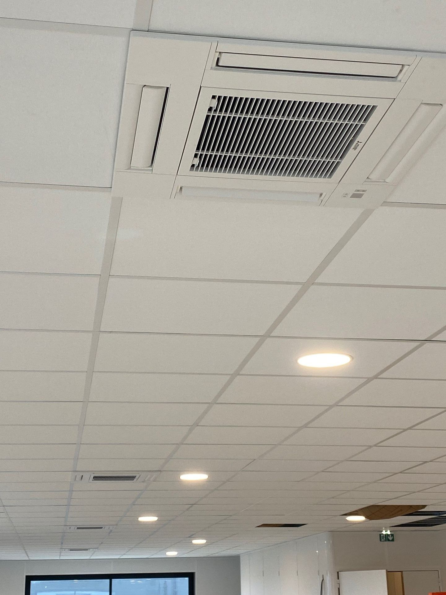 Climatiseur plafonnier vu de loin