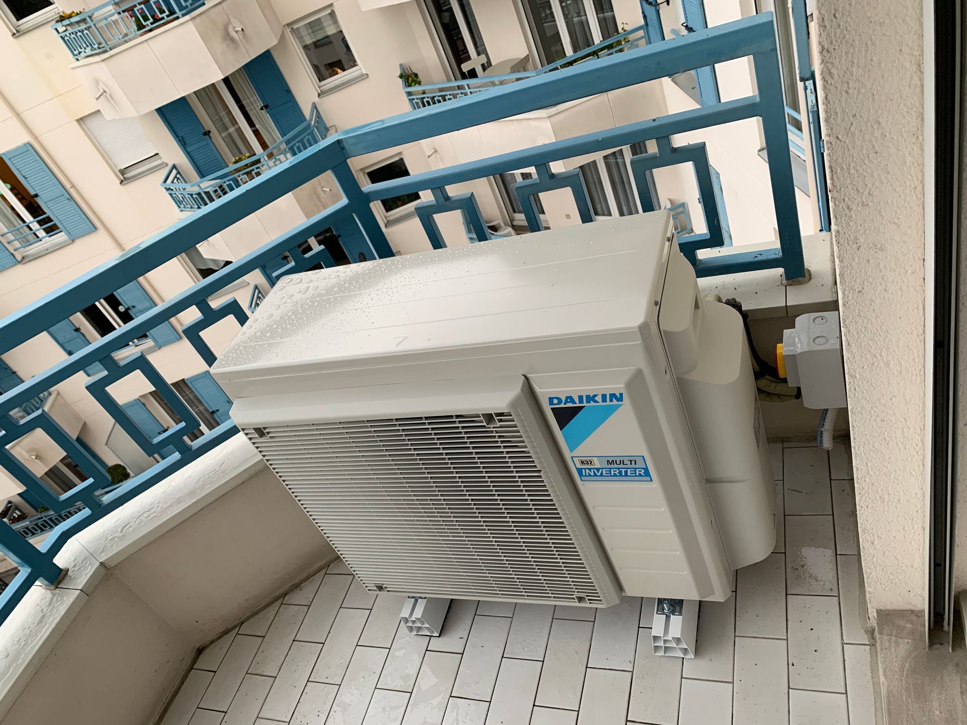 Pompe à chaleur sur une terrasse