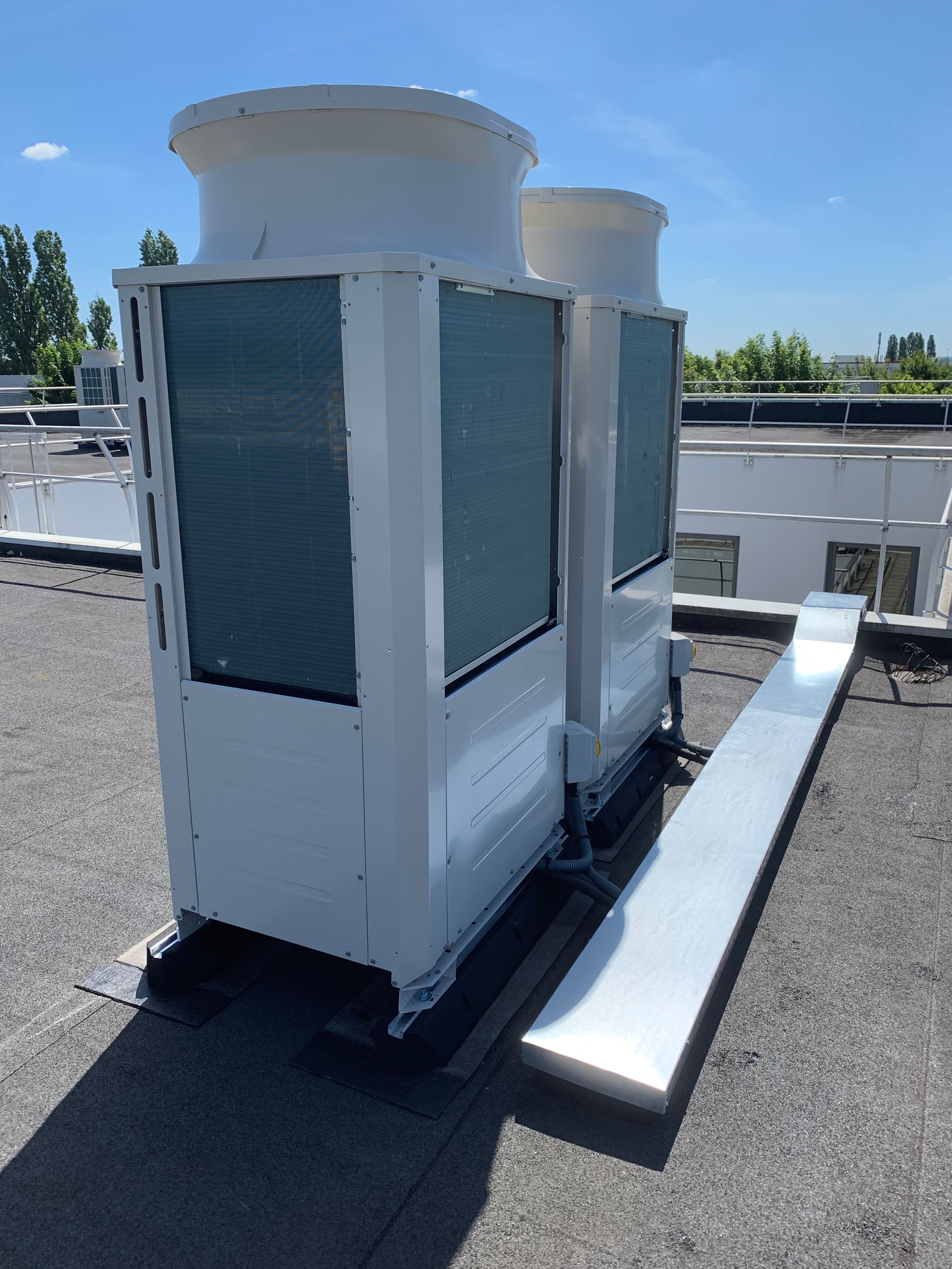 Pompes à chaleur à l'extérieur de côté