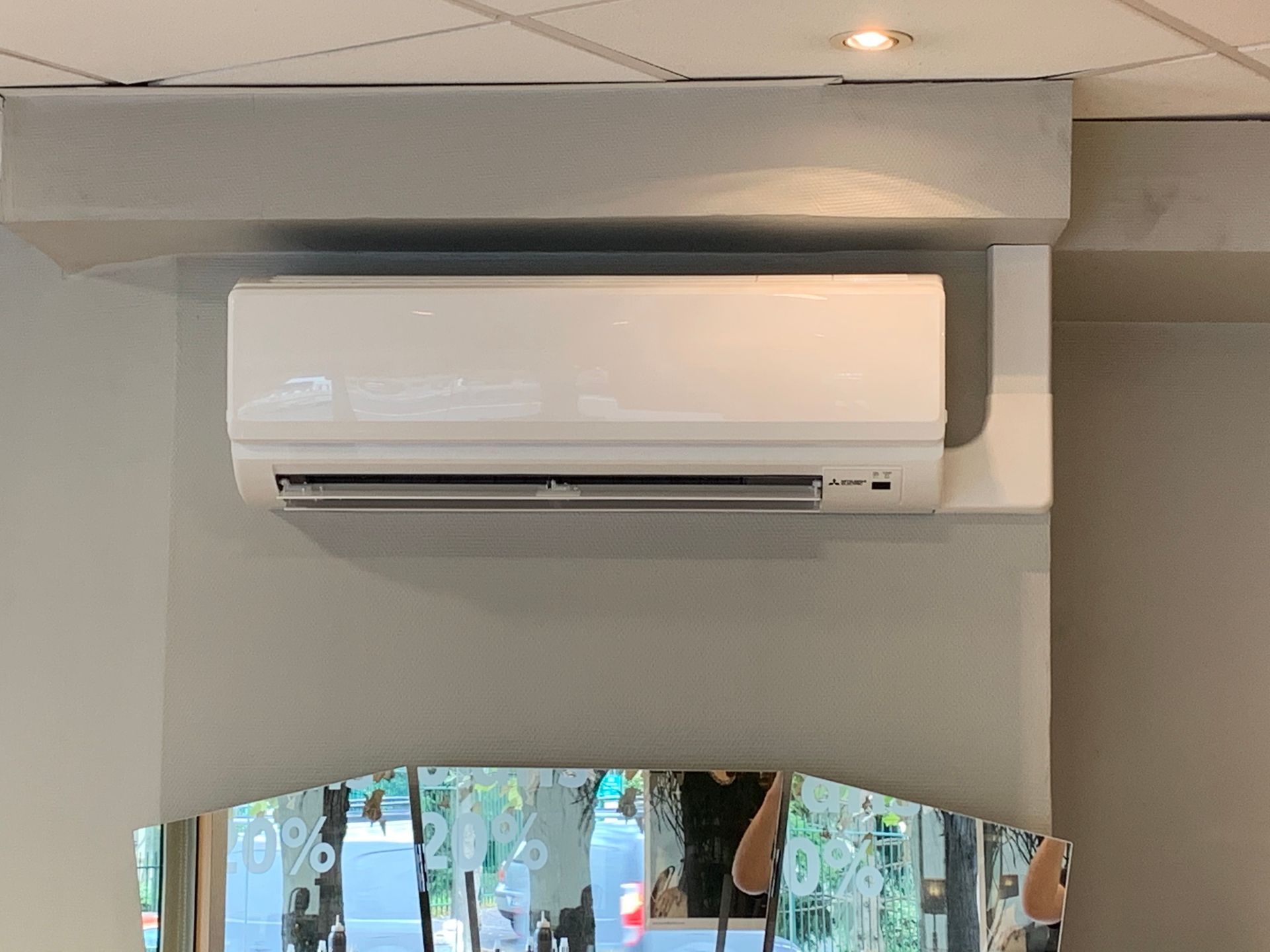 Installation de clim blanche murale