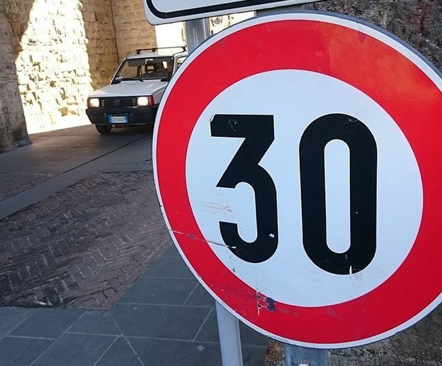 Un cartel rojo y blanco con el número 30.