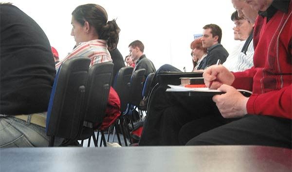 Un grupo de personas está sentado en una sala de conferencias.