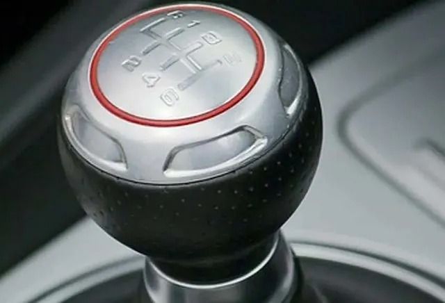 Un primer plano de una perilla de cambio en un automóvil.