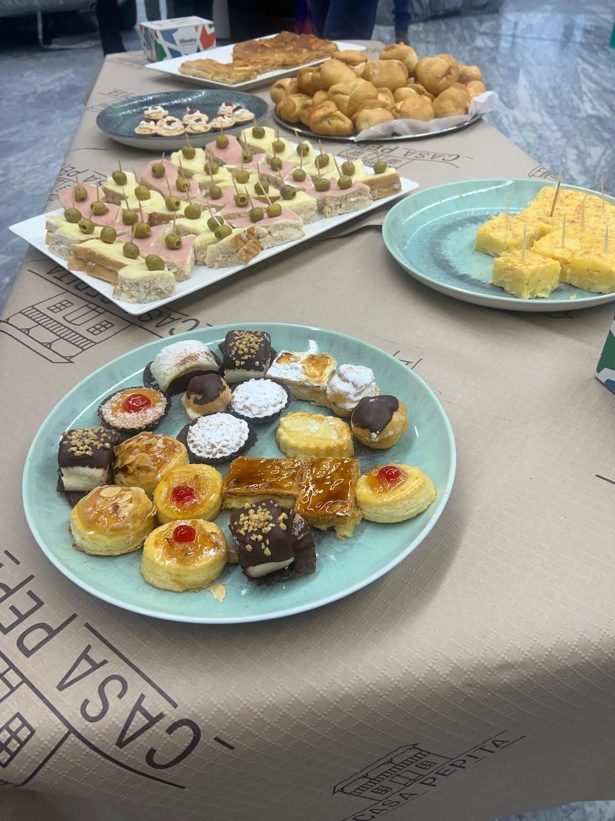 Una mesa cubierta con platos de diferentes tipos de comida.