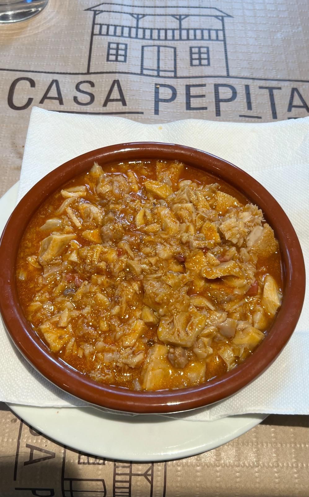 Un plato de comida está sobre un plato blanco sobre una mesa.