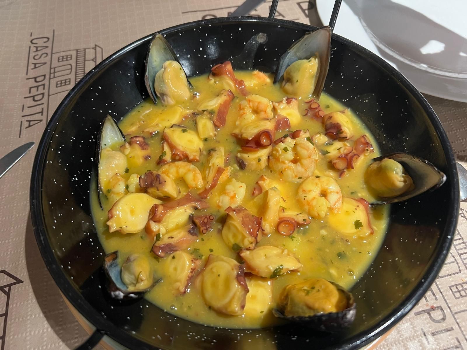 Un primer plano de un plato de comida sobre una mesa.