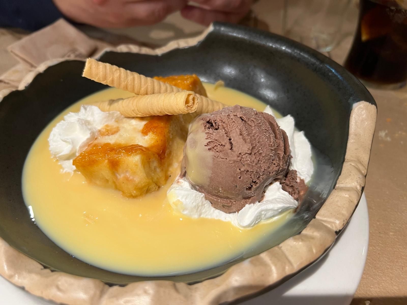 Un tazón de postre con helado y crema batida