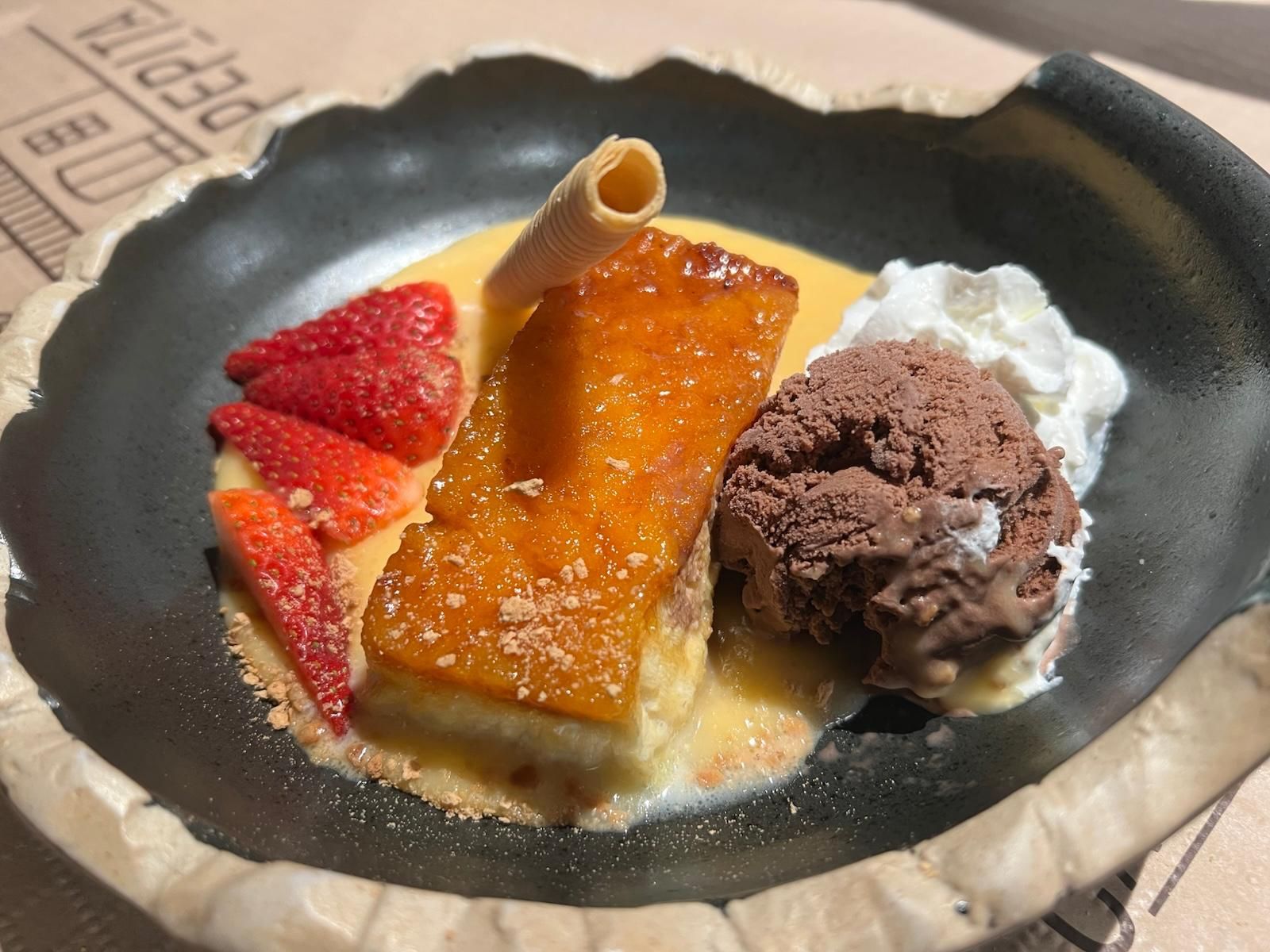 Un postre con fresas y helado de chocolate en un bol.