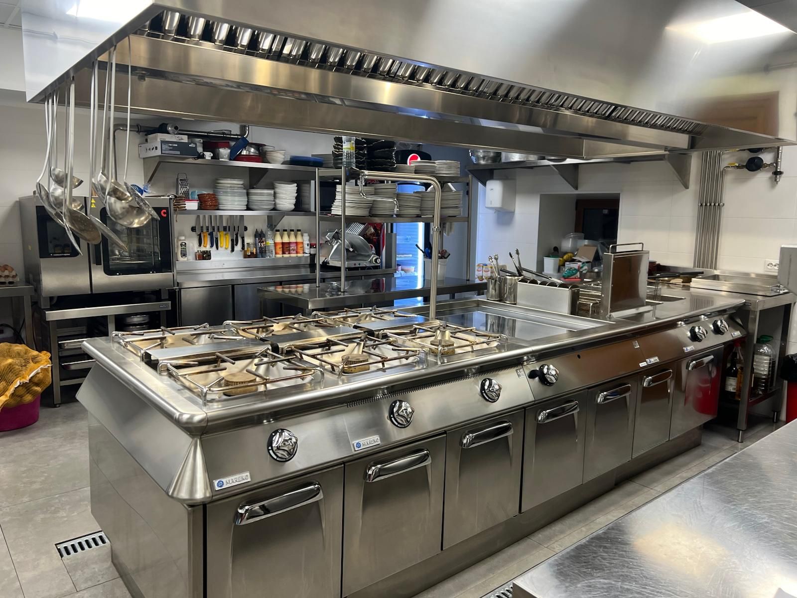 Una cocina grande con muchos electrodomésticos de acero inoxidable.