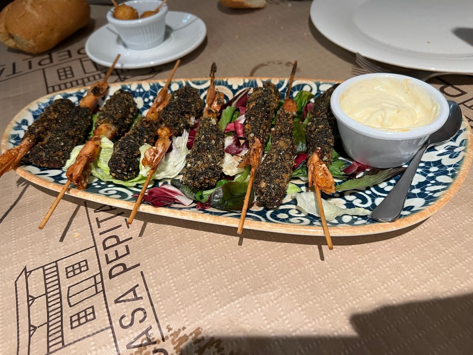 Un plato de comida con un tazón de mayonesa al lado.