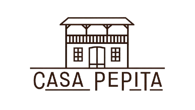 El logotipo de Casa Pepita muestra una casa con porche.