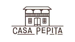El logotipo de Casa Pepita muestra una casa con porche.