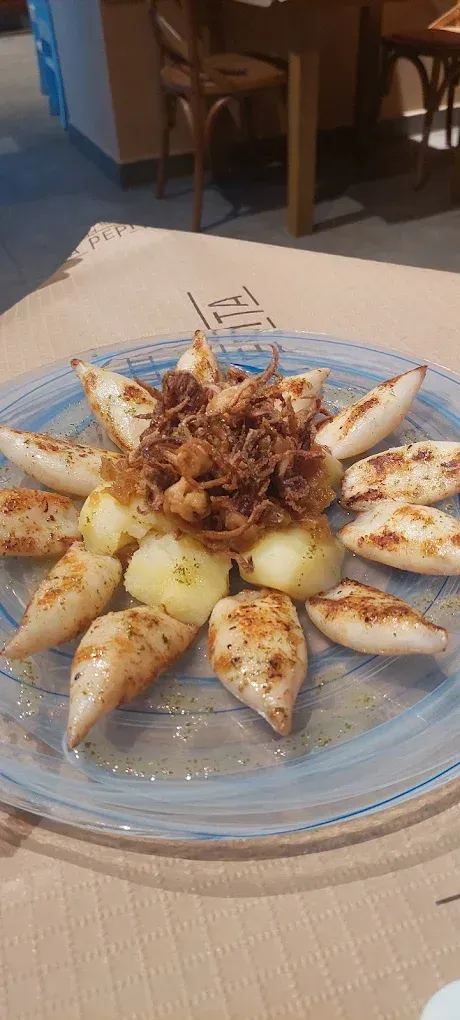 Un primer plano de un plato de comida sobre una mesa.