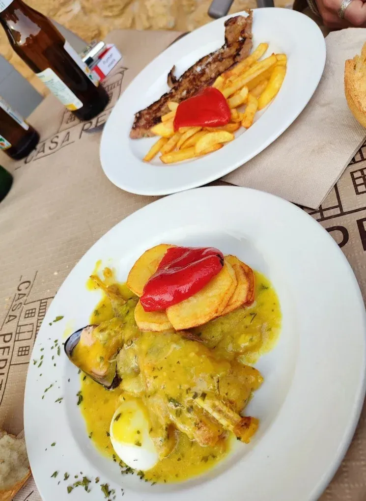 Dos platos de comida en una mesa con la palabra casa escrita en ellos.