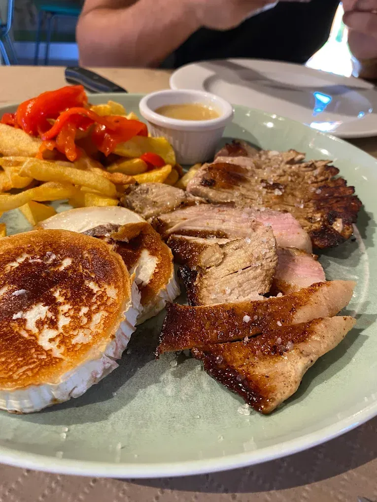 Un primer plano de un plato de comida sobre una mesa.