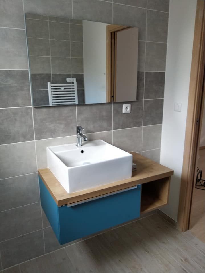 Photo qui représente un meuble de salle de bains : une colonne et des tiroirs sous une vasque