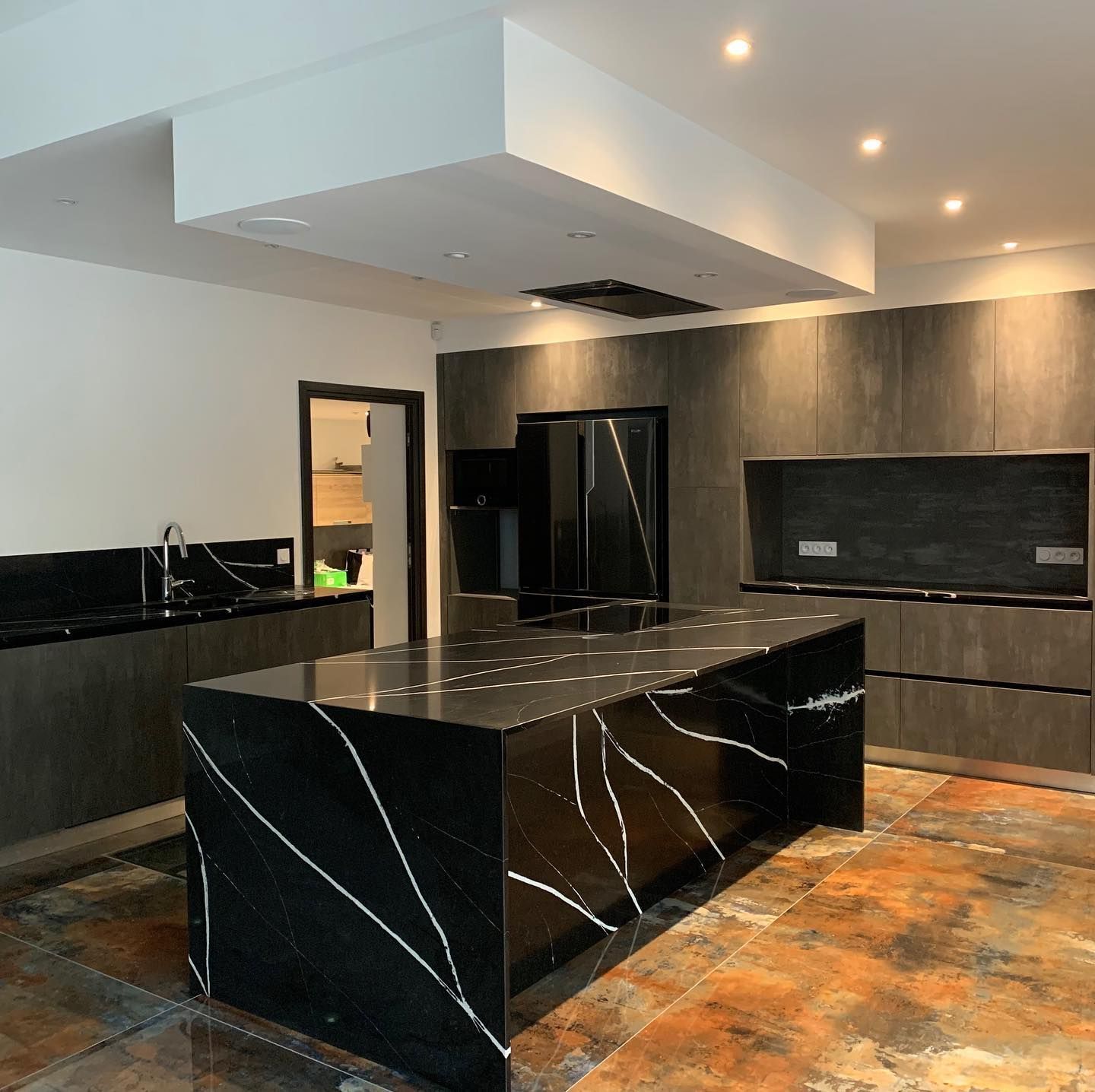 Photo qui représente des éléments de cuisine en bois