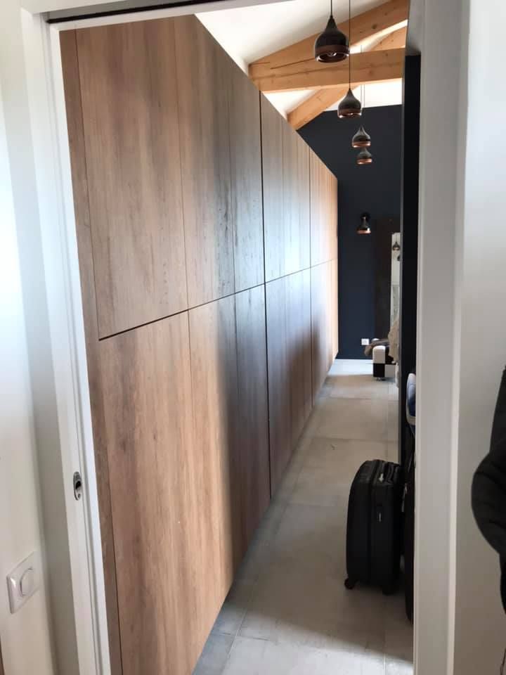 Photo qui représente une penderie avec des étagères