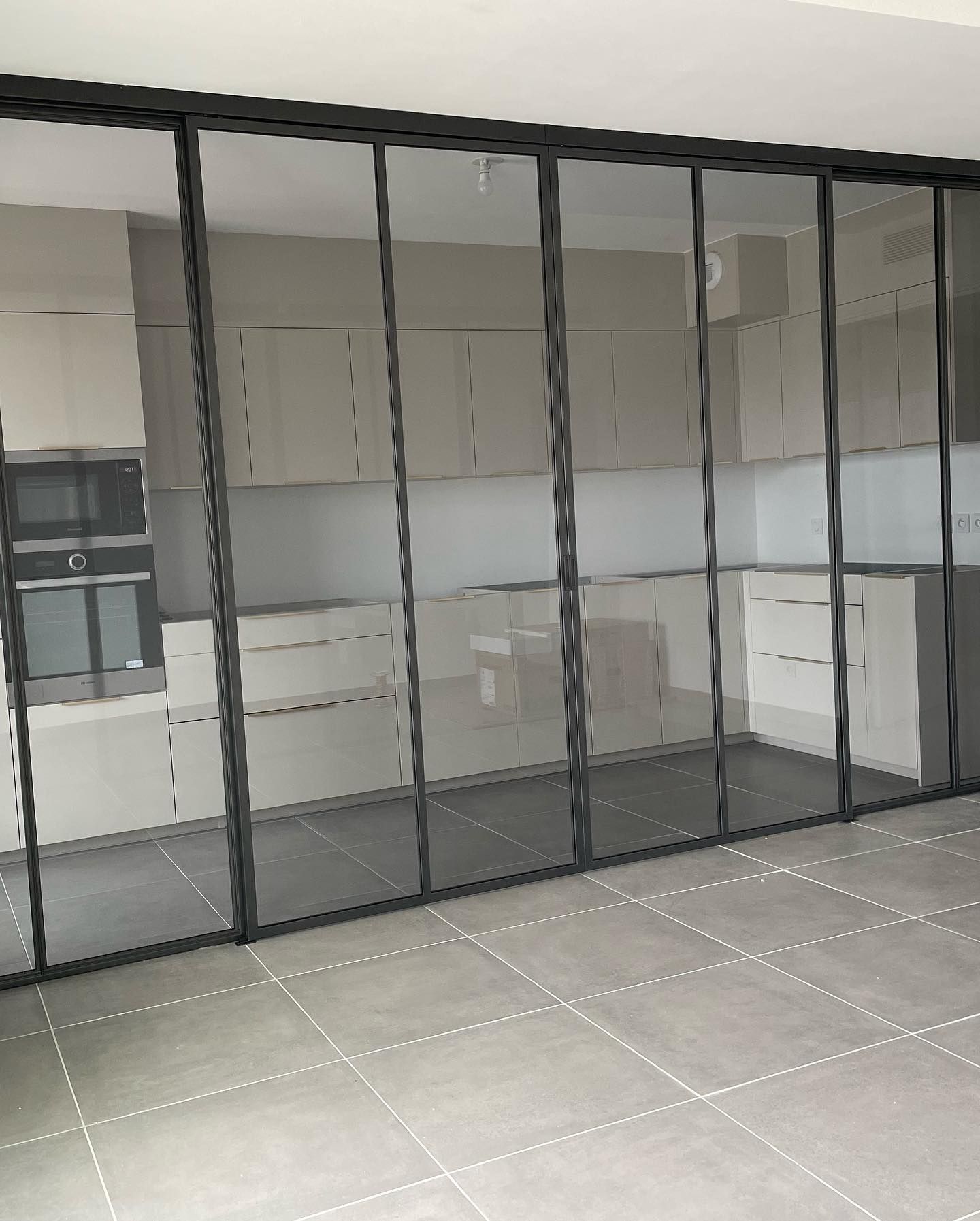 Photo représentant une vasque avec la robinetterie et un miroir