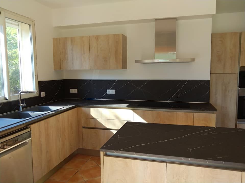 Photo qui représente les éléments de cuisine avec l'électroménager