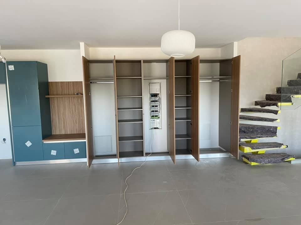 Photo représentant une penderie en bois avec des rangements