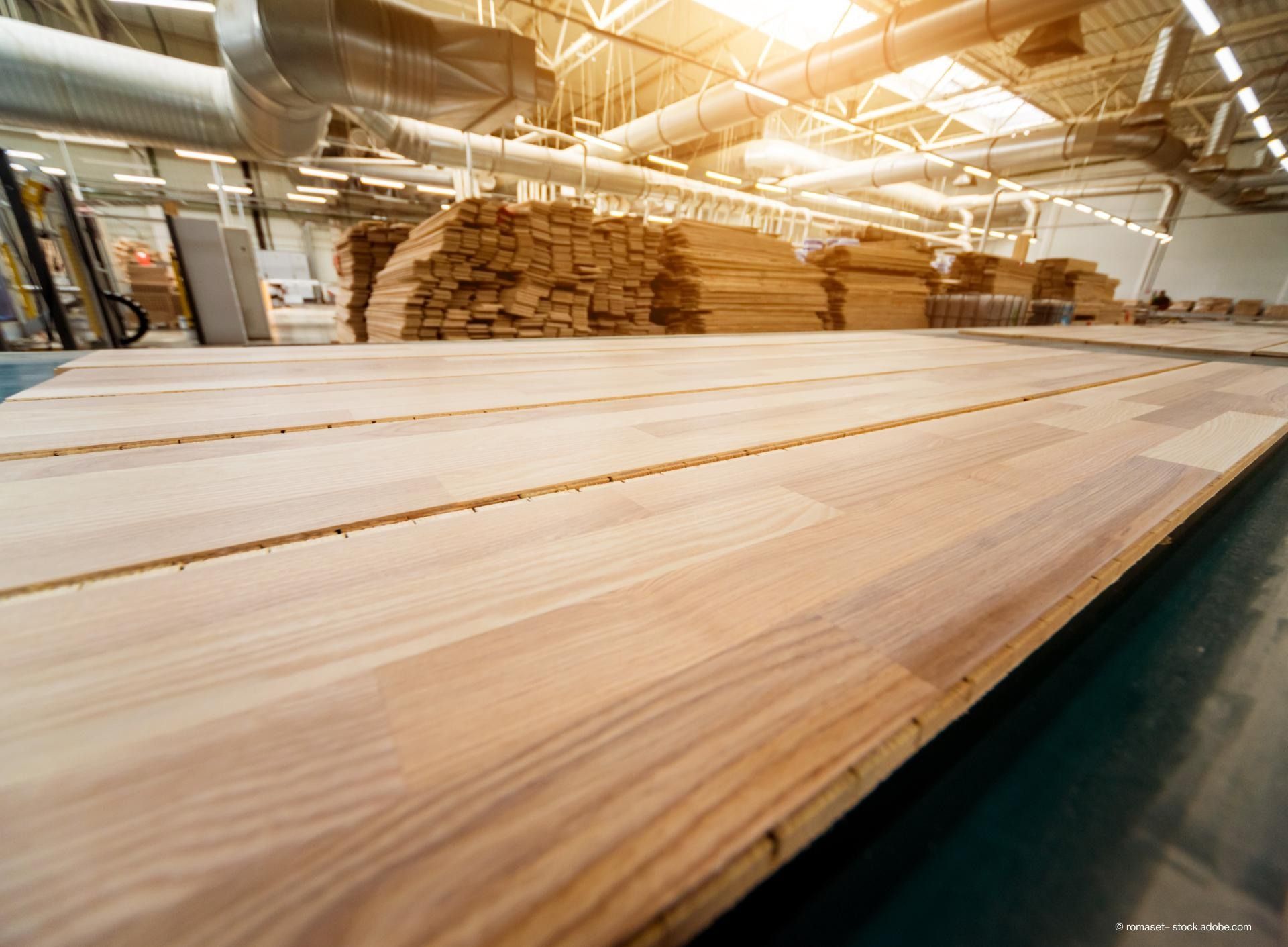 Schreinereihalle mit Holzstapeln