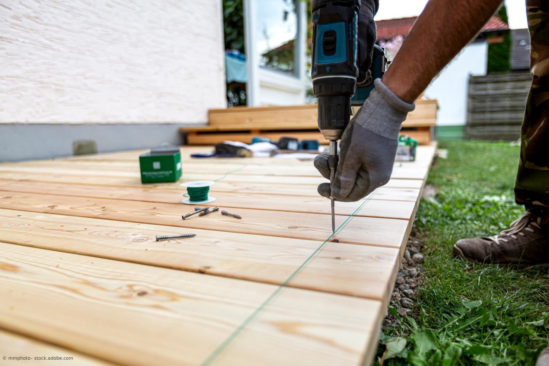 Handwerker beim Bau einer Holzterrasse
