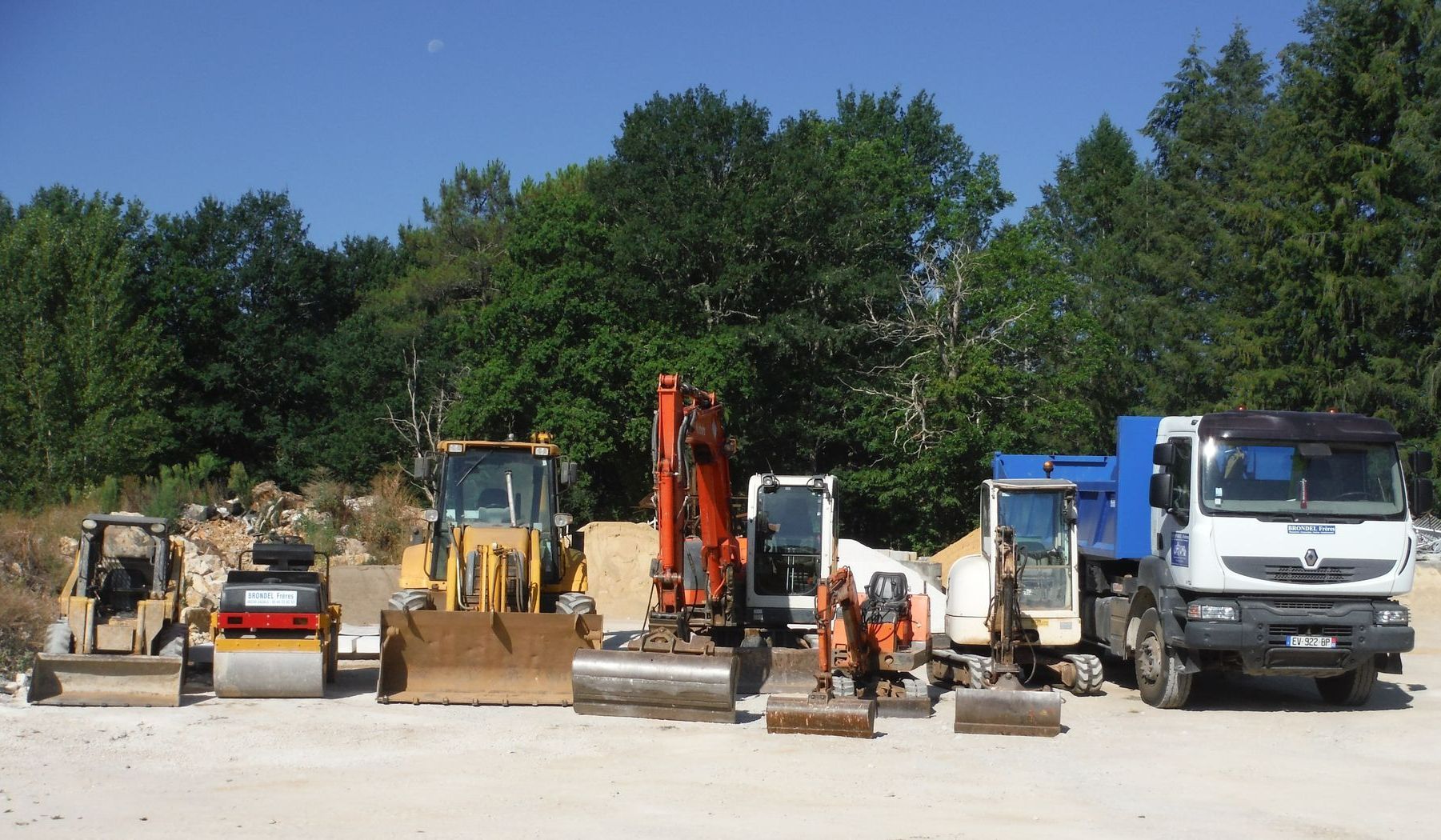 La flotte d'engins de chantier de l'entreprise Brondel Frères