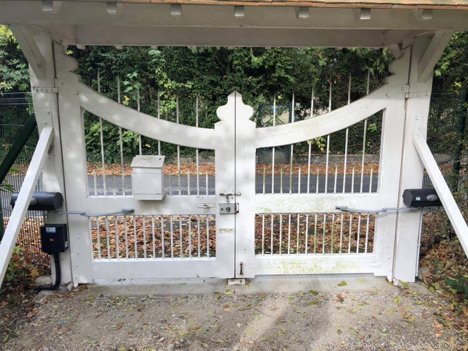 Portail blanc motorisé