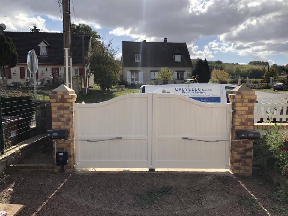 portail motorisé pvc blanc