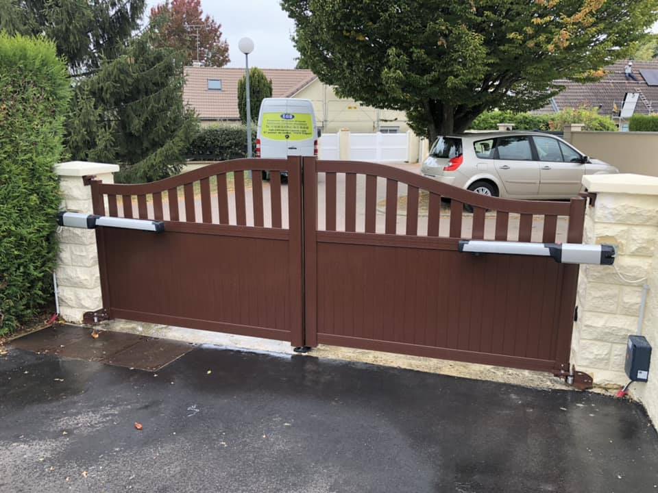 portail motorisé pvc marron