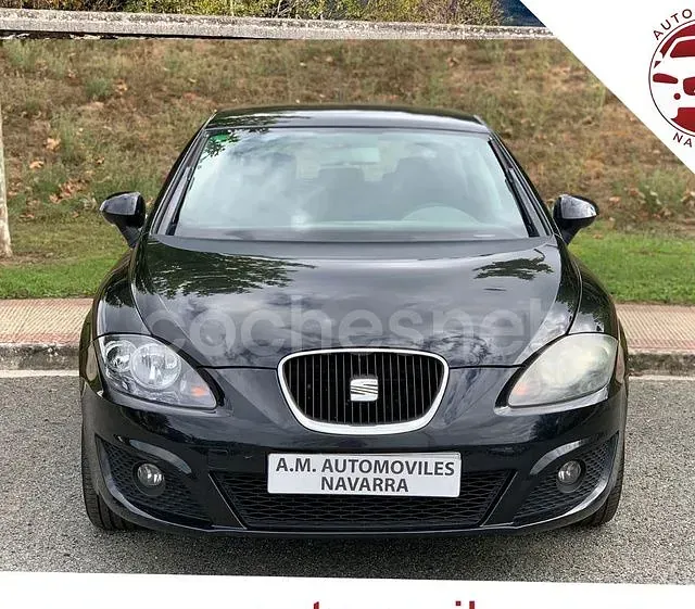Un coche negro con matrícula que dice AM Automóviles Navarra