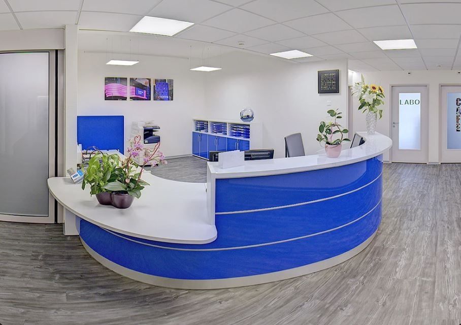 Une réception bleue et blanche dans un cabinet dentaire