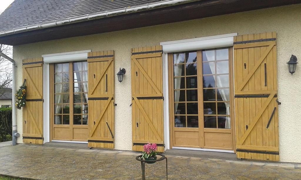 Portes-fenêtres donnant sur une terrasse