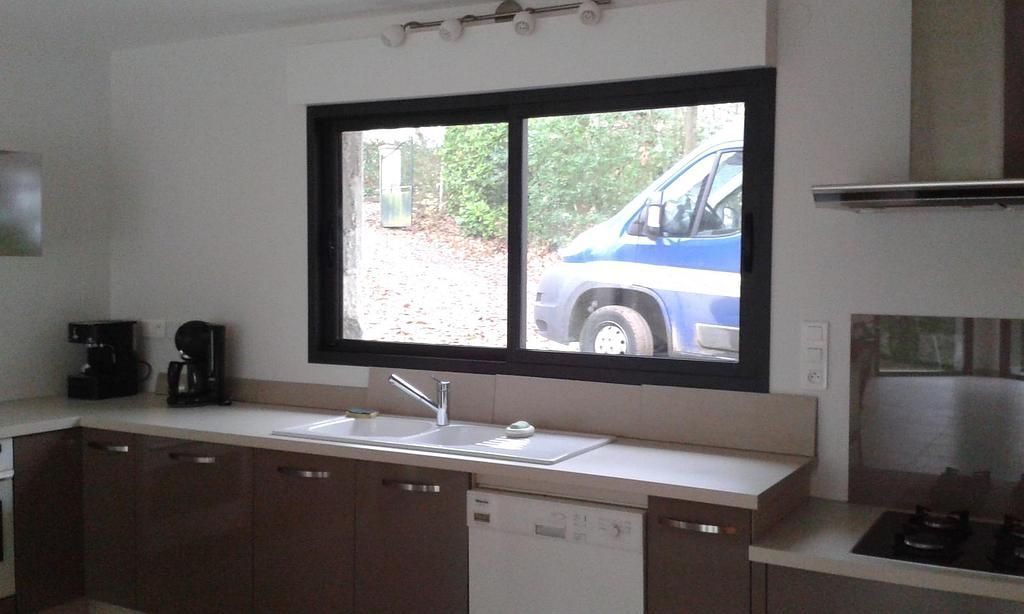 Fenêtre coulissante noire