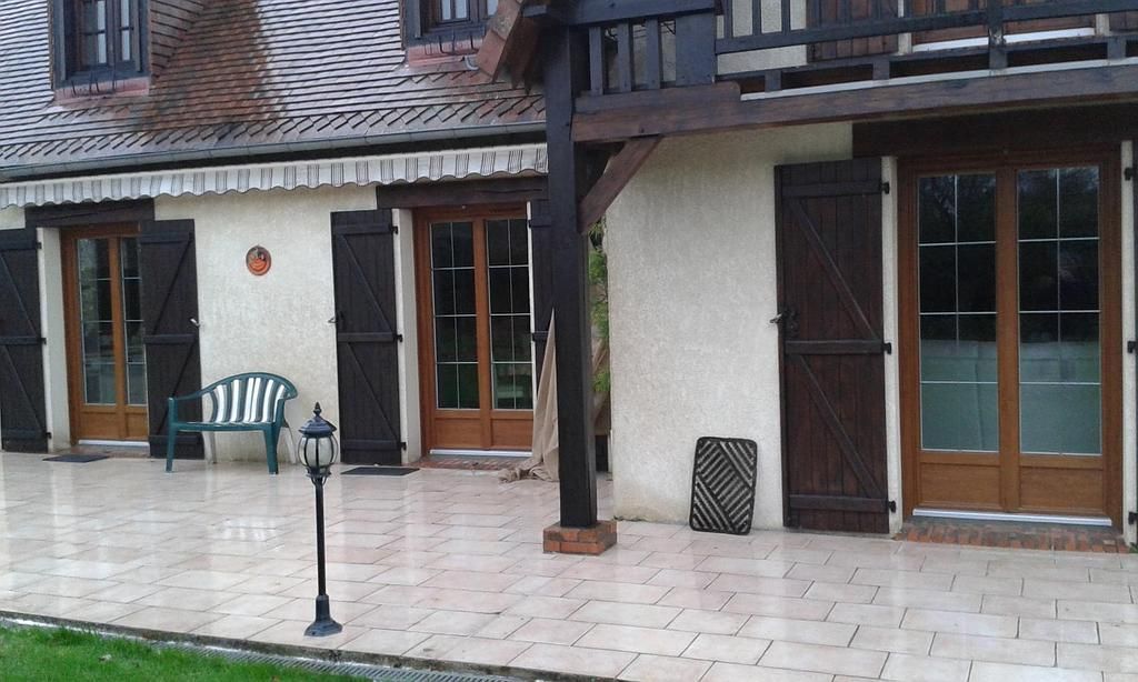 Terrasse avec vue sur portes-fenêtres d'une maison