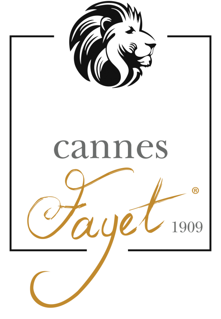 Logo pour Cannes Fayet, mettant en vedette une tête de lion, un cadre carré et une écriture élégante.