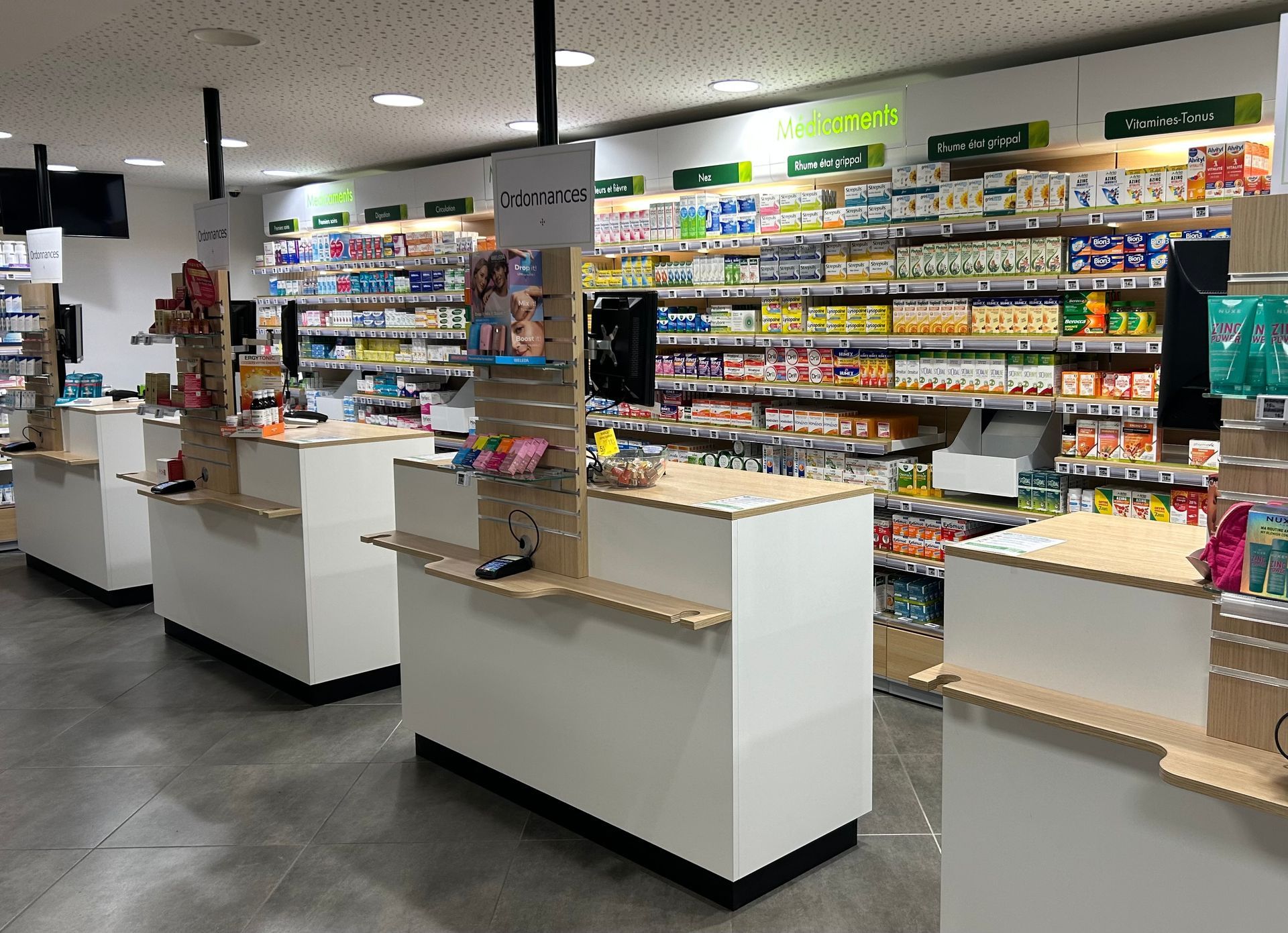Un rayonnage de pharmacie