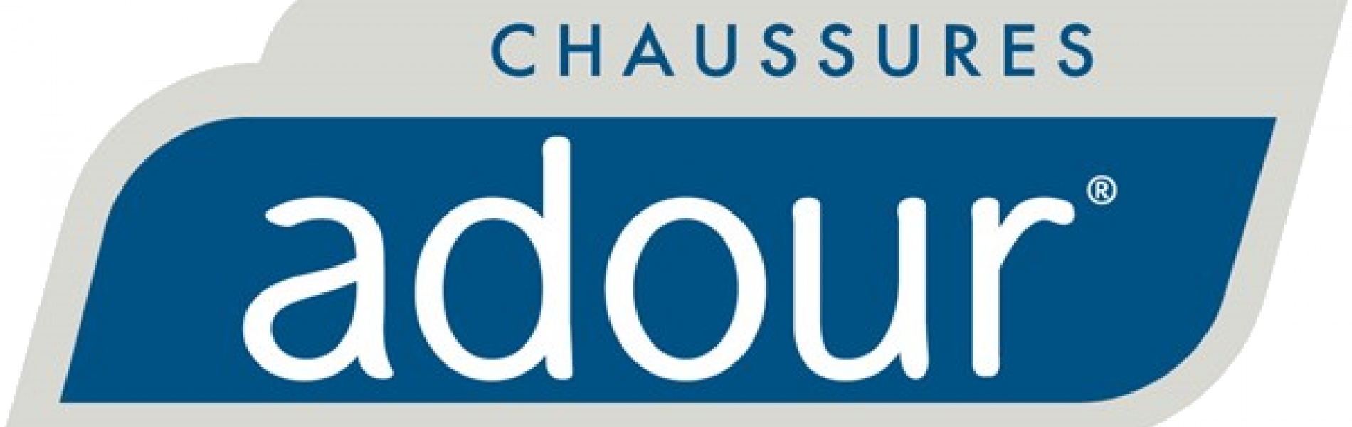 Logo des chaussures « Adour ». Texte blanc sur un rectangle bleu, entouré d'une forme gris clair. « CHAUSSURES » est inscrit au-dessus.