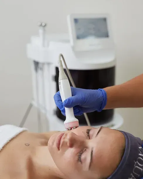 Una mujer está recibiendo un tratamiento facial en un salón de belleza.