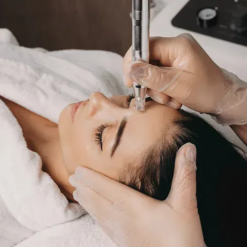 Una mujer está recibiendo un tratamiento facial en un salón de belleza.