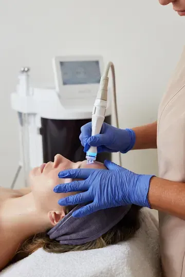Una mujer está recibiendo un tratamiento facial en un salón de belleza.