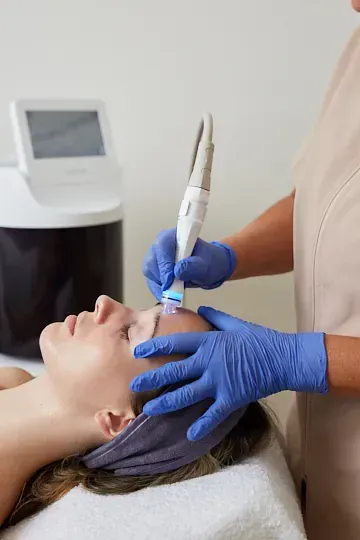 Una mujer está recibiendo un tratamiento facial en un salón de belleza.