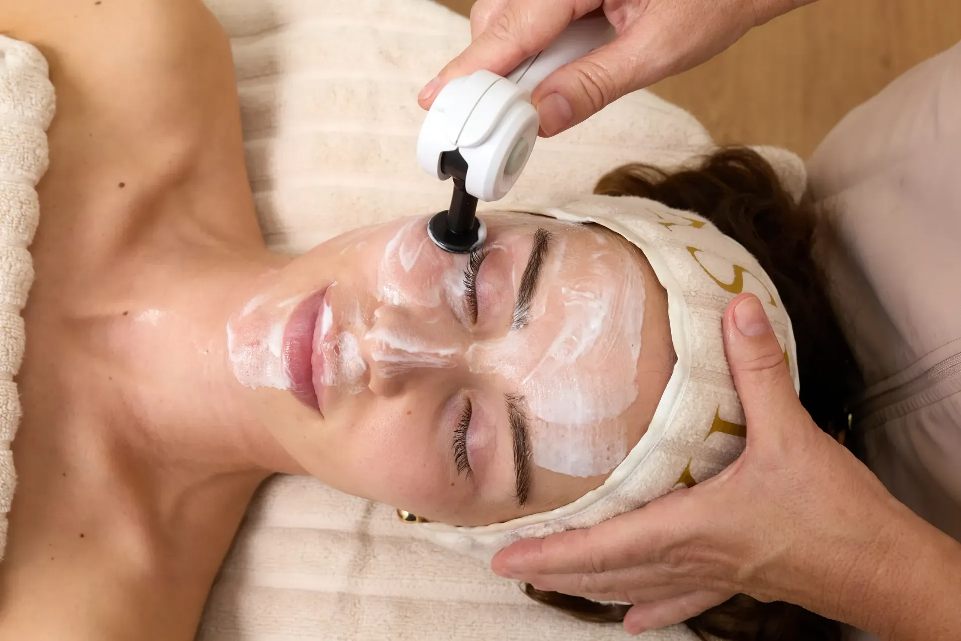 Una mujer está recibiendo un tratamiento facial en un spa.